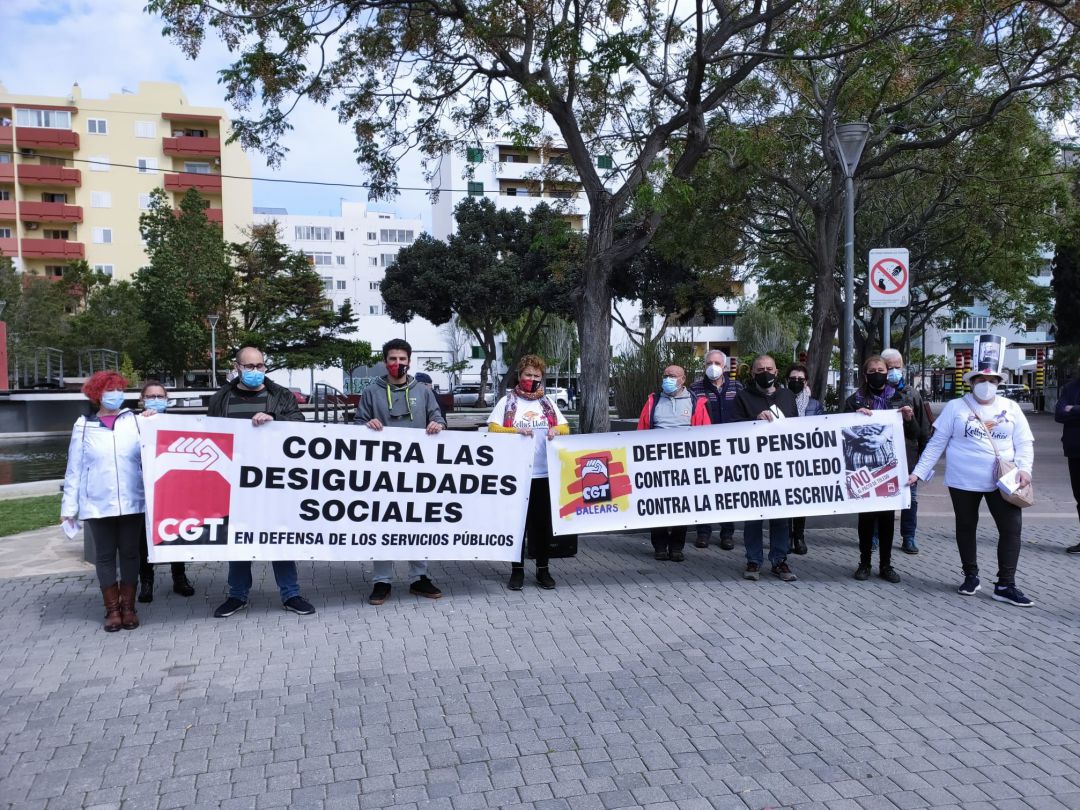 Algunos de los participantes en la concentración sujetando pancartas en defensa de las pensiones Algunos de los participantes en la concentración sujetando pancartas en defensa de las pensiones