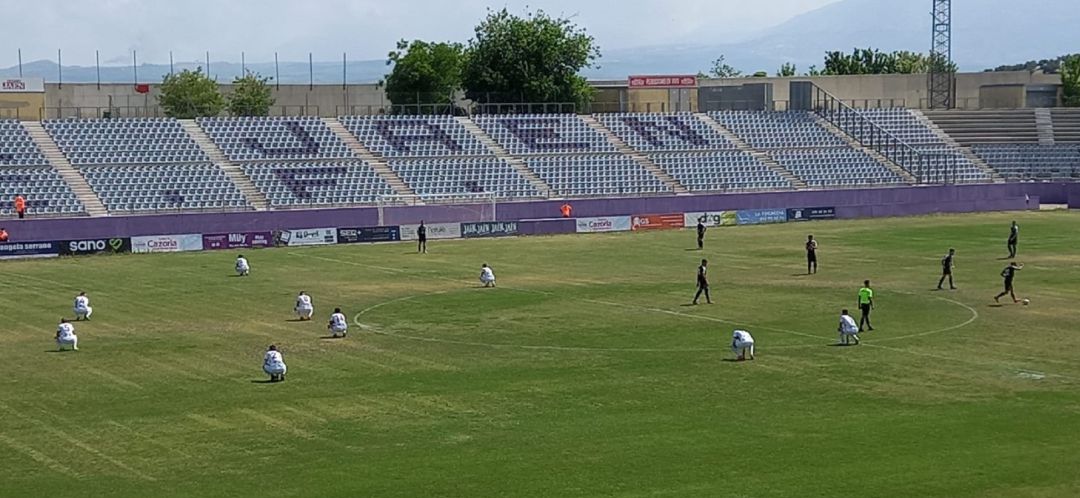 Momento de la protesta de los jugadores en el que le daban la espalda al palco. Momento de la protesta de los jugadores en el que le daban la espalda al palco.