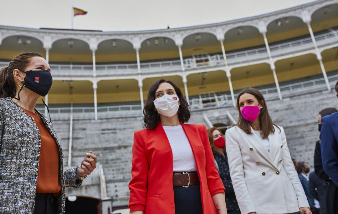 La consejera de Presidencia del Gobierno regional, Eugenia Carballedo; la presidenta de la Comunidad de Madrid, Isabel Díaz Ayuso y la viuda de Víctor Barrios, Raquel Sanz durante su visita a la plaza de toros de Las Ventas, a 8 de abril de 2021 La consejera de Presidencia del Gobierno regional, Eugenia Carballedo; la presidenta de la Comunidad de Madrid, Isabel Díaz Ayuso y la viuda de Víctor Barrios, Raquel Sanz durante su visita a la plaza de toros de Las Ventas, a 8 de abril de 2021