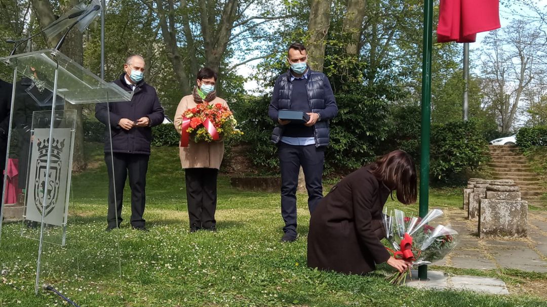 La hija de Vicente Luís Garcera López, en la placa en memoria de su padre La hija de Vicente Luís Garcera López, en la placa en memoria de su padre