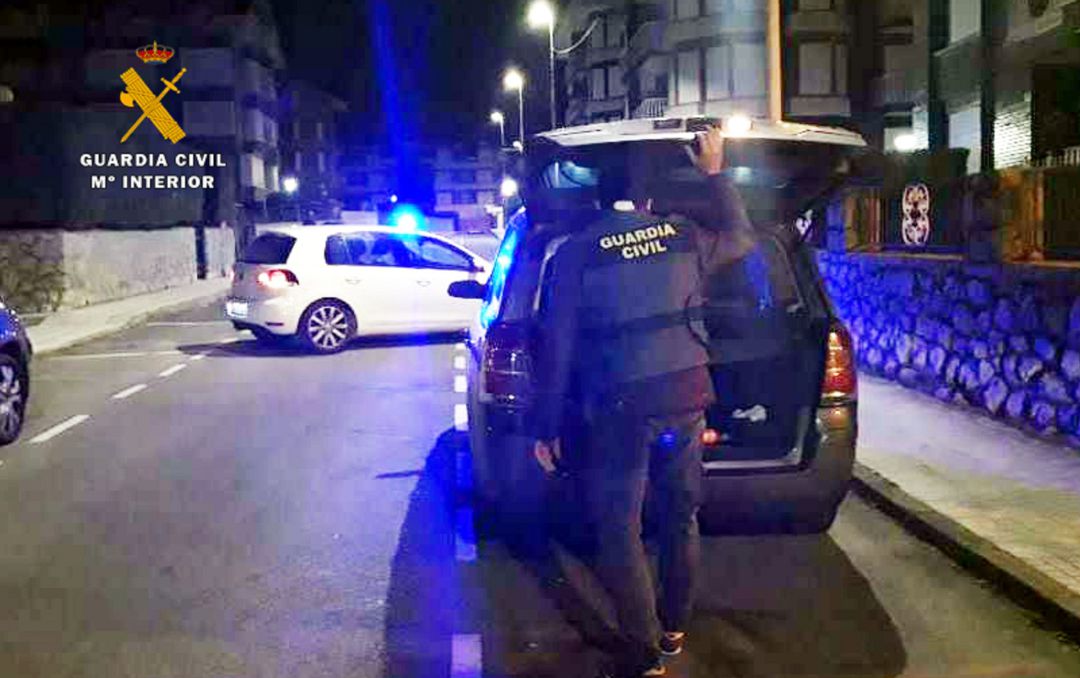 Un Guardia civil registrado uno de los vehiculos de los detendidos. Un Guardia civil registrado uno de los vehiculos de los detendidos.