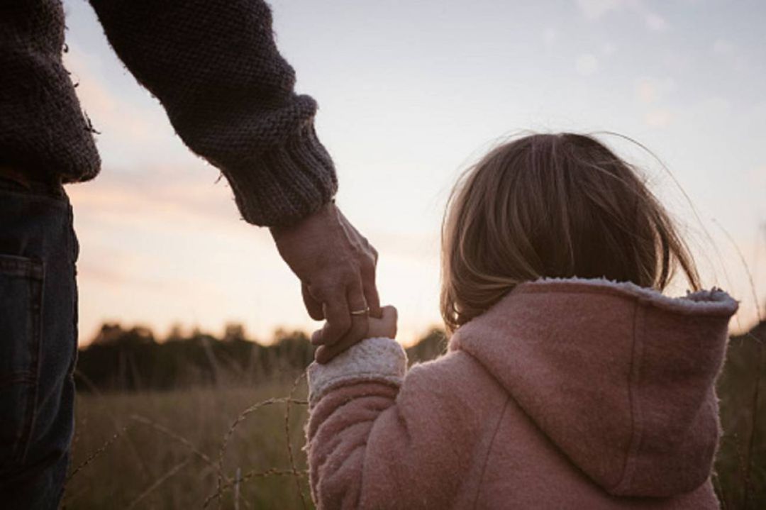Un padre pasea con su hija Un padre pasea con su hija