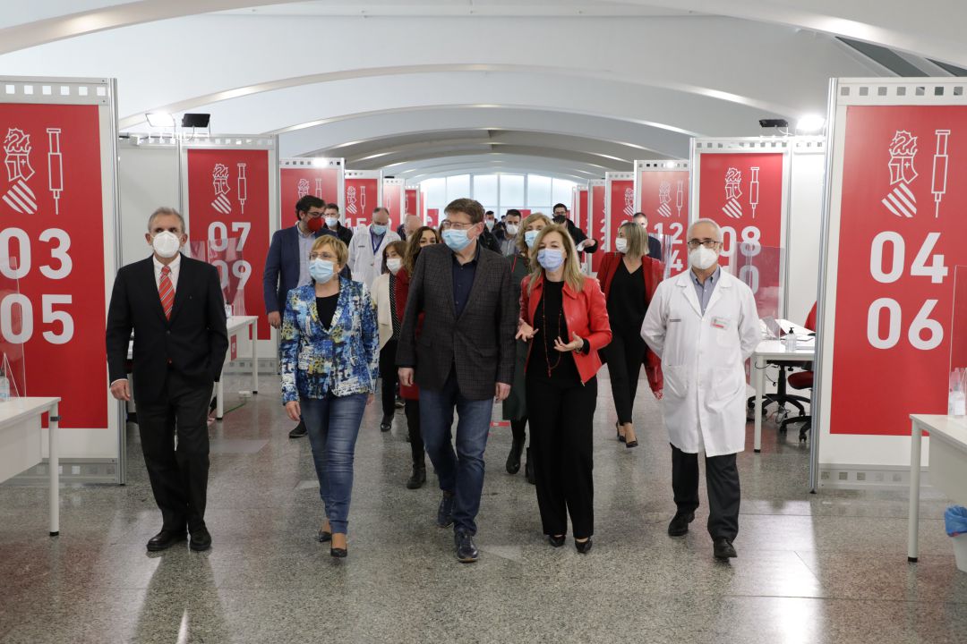 El president de la Generalitat, Ximo Puig, ha visitado este sábado junto a la consellera Ana Barceló el nuevo centro de vacunación masiva de València, en la Ciudad de las Artes y las Ciencias. El president de la Generalitat, Ximo Puig, ha visitado este sábado junto a la consellera Ana Barceló el nuevo centro de vacunación masiva de València, en la Ciudad de las Artes y las Ciencias.