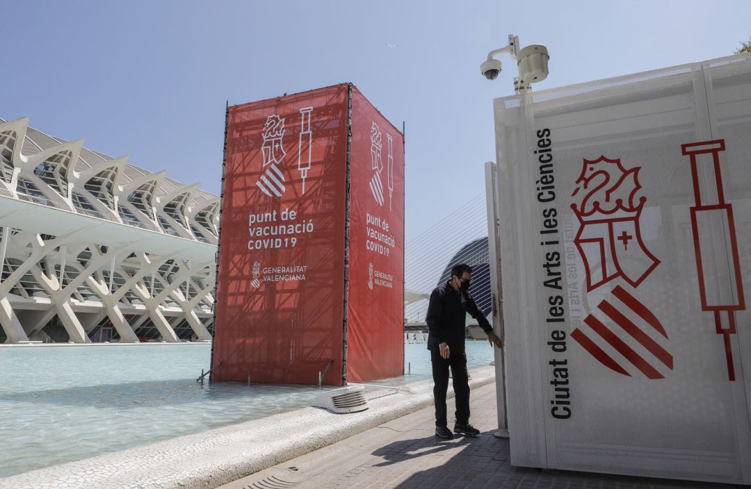 Punto de vacunación en la Ciudad de las Artes y las Ciencias de València de cara al inicio de la vacunación masiva contra la covid-19 Punto de vacunación en la Ciudad de las Artes y las Ciencias de València de cara al inicio de la vacunación masiva contra la covid-19