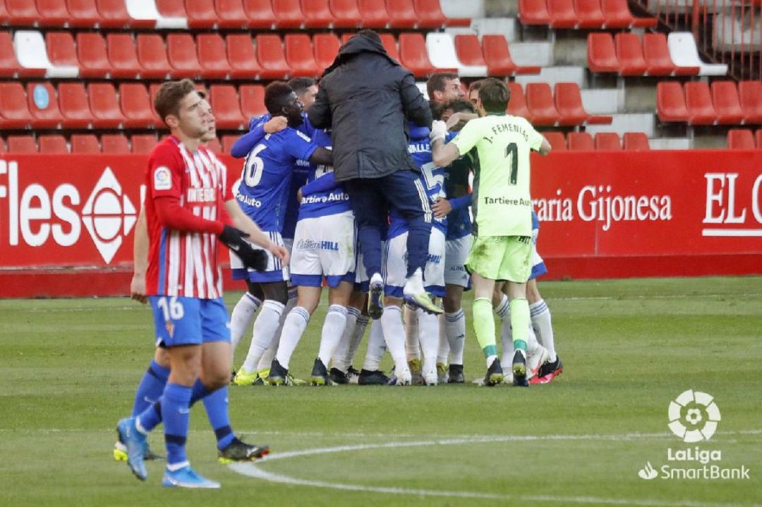 Los jugadores del Oviedo celebran la victoria ante la frustración de Gragera y Pedro Díaz. Los jugadores del Oviedo celebran la victoria ante la frustración de Gragera y Pedro Díaz.