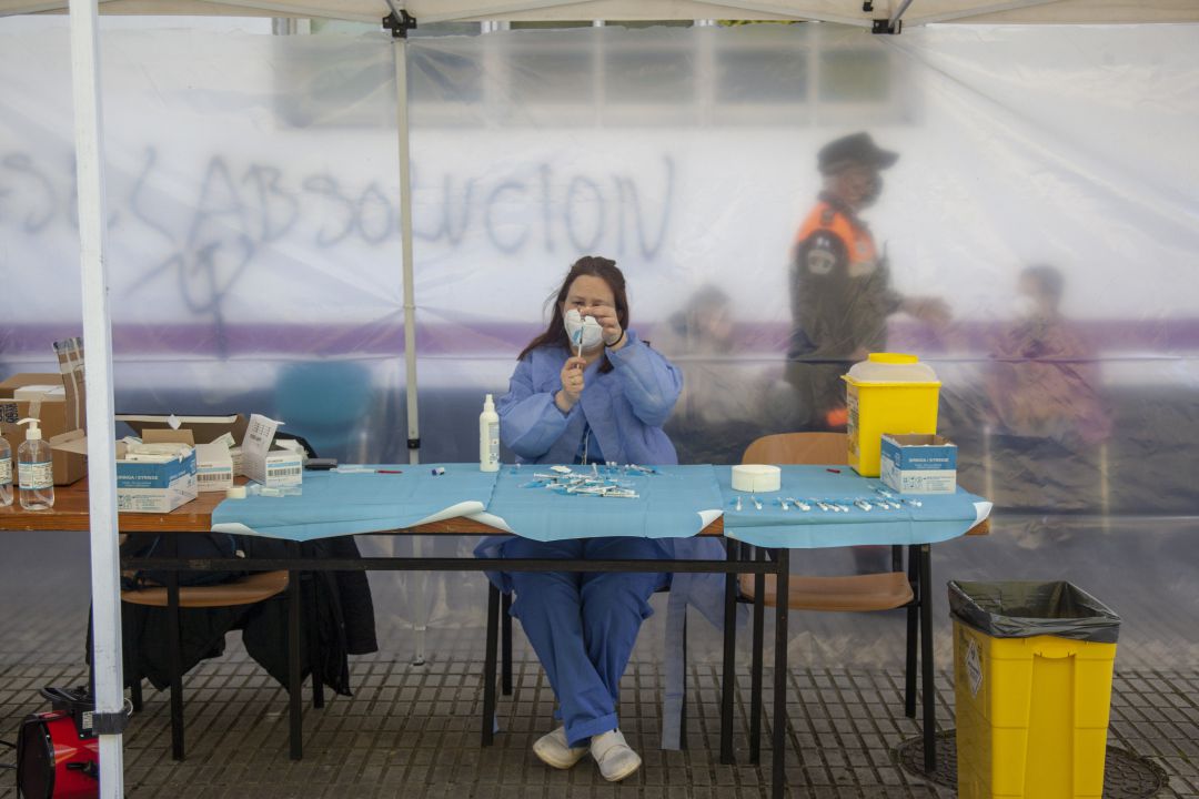 Personal sanitario prepara las vacunas en un puesto habilitado en Noreña. Personal sanitario prepara las vacunas en un puesto habilitado en Noreña.