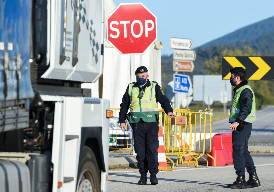 Agentes de policía trabajan en un control en un punto fronterizo entre Portugal y España, a 5 de abril de abril de 2021, en Zarza la Mayor, Cáceres, (España). Agentes de policía trabajan en un control en un punto fronterizo entre Portugal y España, a 5 de abril de abril de 2021, en Zarza la Mayor, Cáceres, (España).