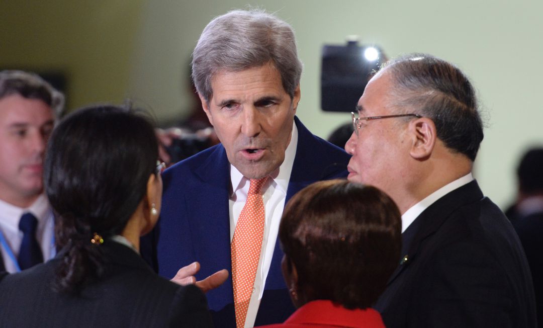 El enviado especial para el cambio climático de EEUU, John Kerry, y su homólogo chino, Xie Zhenhua, se comprometieron en Shanghái a "reforzar la implementación" del acuerdo contra la crisis climática de París. El enviado especial para el cambio climático de EEUU, John Kerry, y su homólogo chino, Xie Zhenhua, se comprometieron en Shanghái a "reforzar la implementación" del acuerdo contra la crisis climática de París.