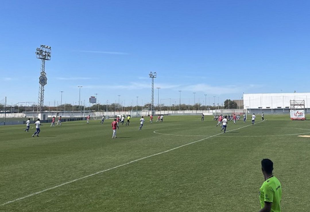 Un momento del partido. Un momento del partido.