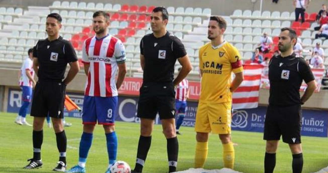 Ambos capitanes sobre el césped. Ambos capitanes sobre el césped.