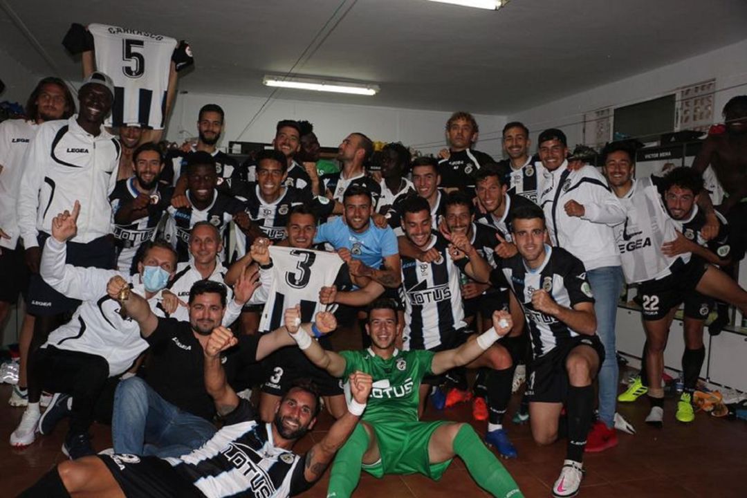 La plantilla festeja el triunfo. La plantilla festeja el triunfo.