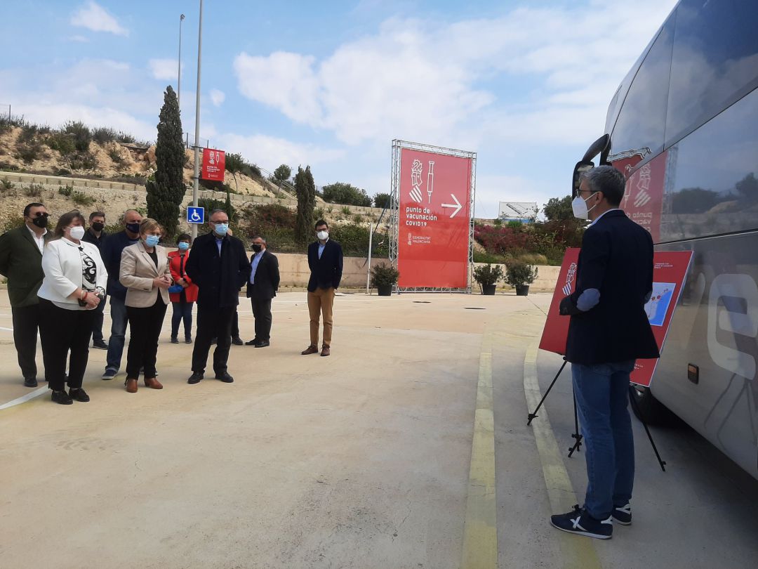 El conseller de Movilidad, Arcadi España explica el servicio de transporte gratuito para la campaña de vacunación masiva en Ciudad de la Luz El conseller de Movilidad, Arcadi España explica el servicio de transporte gratuito para la campaña de vacunación masiva en Ciudad de la Luz