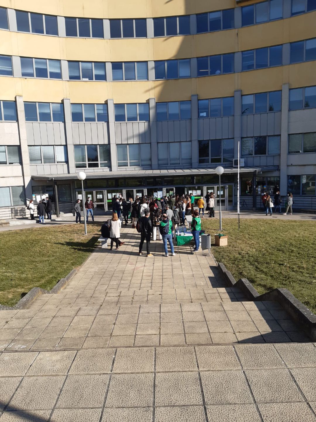 Los opositores antes de entrar al examen Los opositores antes de entrar al examen