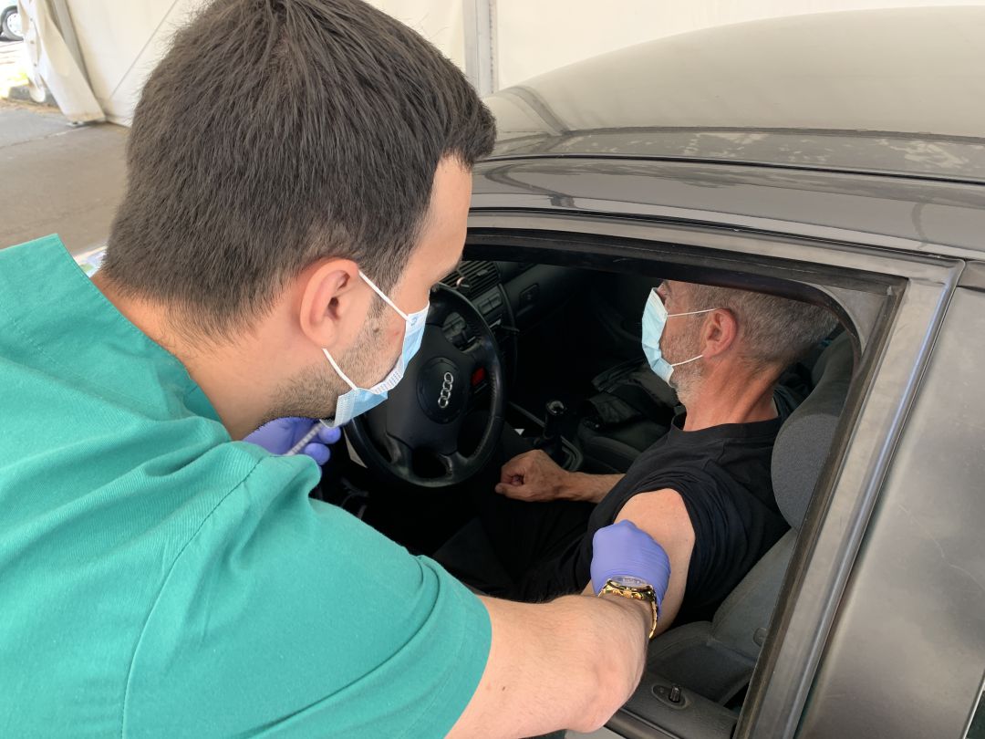 Respuesta masiva de los llamados a vacunarse entre 63 y 65 años al hospital del Bierzo Respuesta masiva de los llamados a vacunarse entre 63 y 65 años al hospital del Bierzo