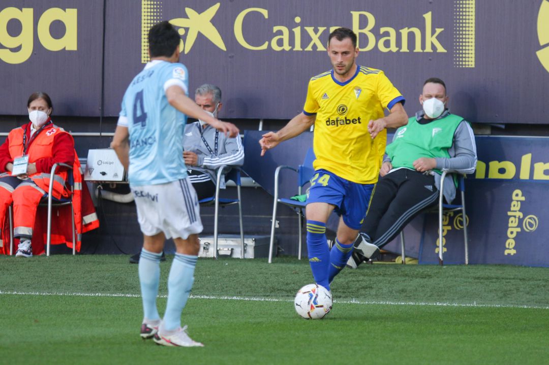 El jugador del Cádiz, Malbasic, intenta marcharse del defensor del Celta. El jugador del Cádiz, Malbasic, intenta marcharse del defensor del Celta.