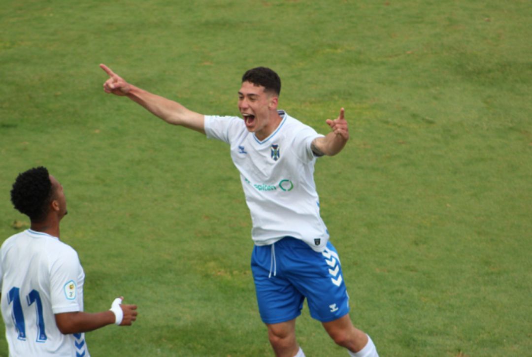 Ethyan celebra un gol en compañía de Cherno. Ethyan celebra un gol en compañía de Cherno.