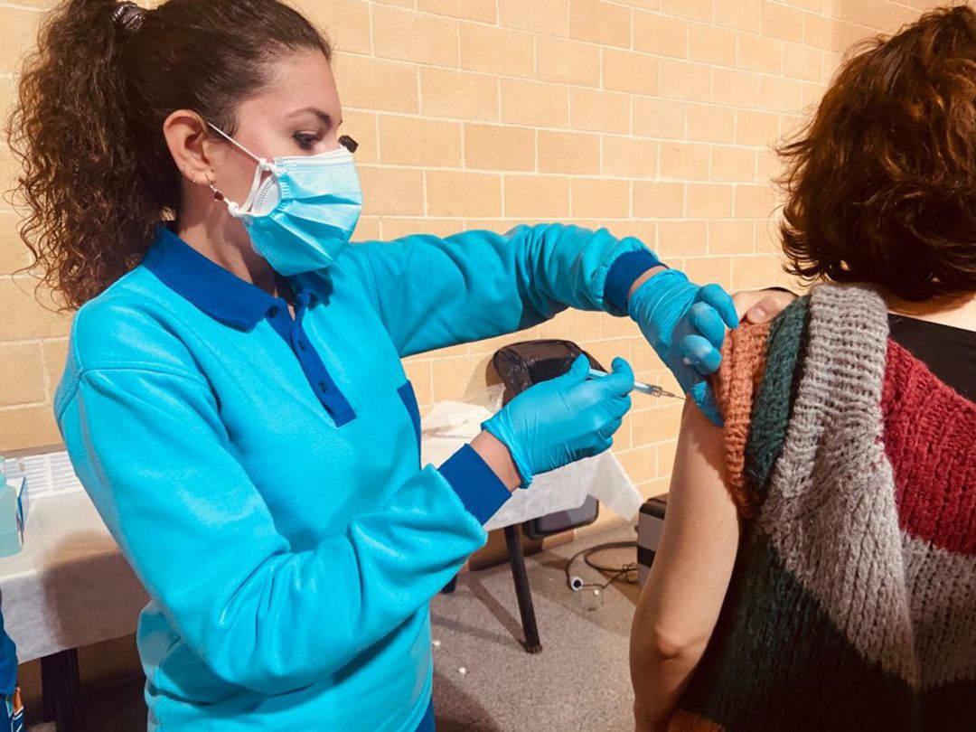 Una enfermera vacuna a una docente contra la Covid-19 con la fórmula de AstraZéneca Una enfermera vacuna a una docente contra la Covid-19 con la fórmula de AstraZéneca