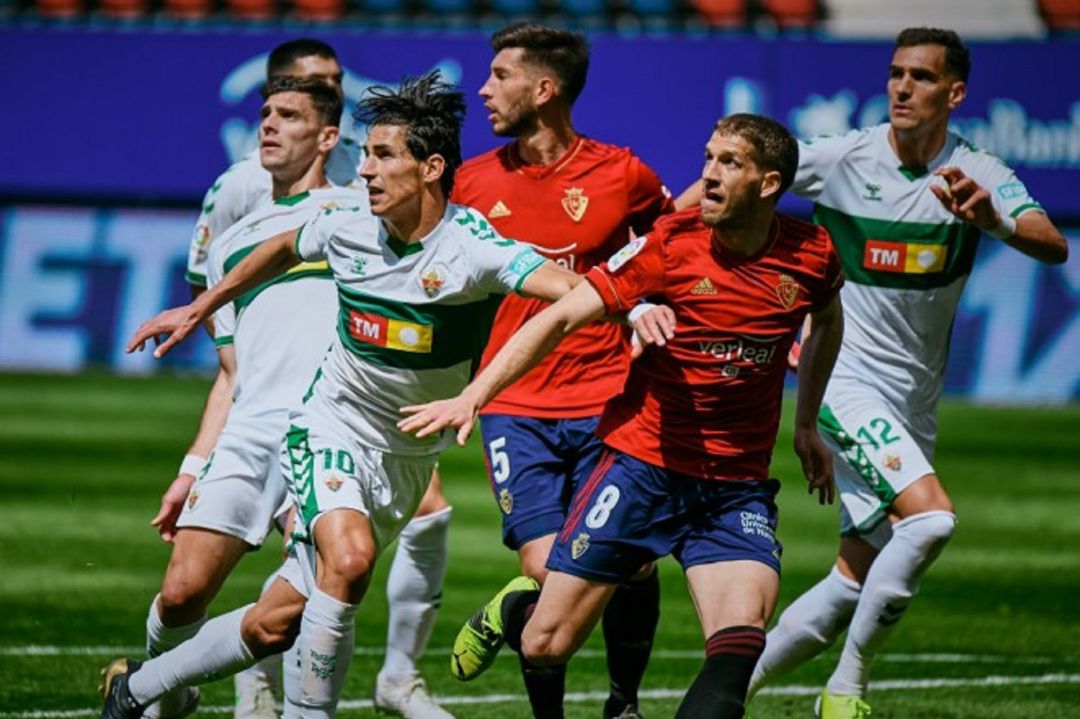 Un momento del Osasuna-Elche disputado en El Sadar Un momento del Osasuna-Elche disputado en El Sadar