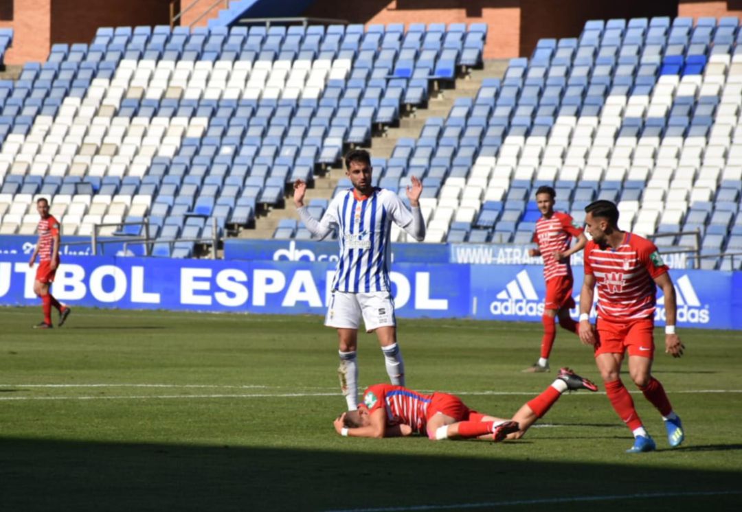 Un lance del partido disputado entre el Recreativo y el filial nazarí. Un lance del partido disputado entre el Recreativo y el filial nazarí.