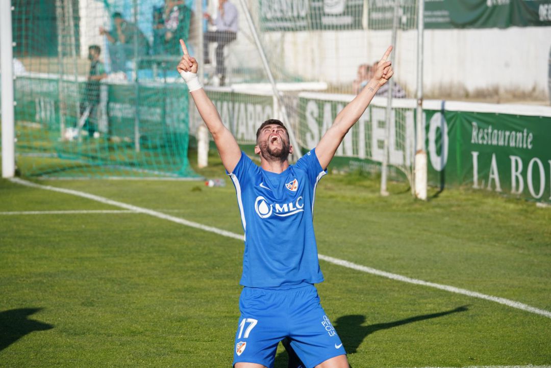 José Cruz celebra el gol, ante el Sanluqueño, con dedicatoria al cielo José Cruz celebra el gol, ante el Sanluqueño, con dedicatoria al cielo