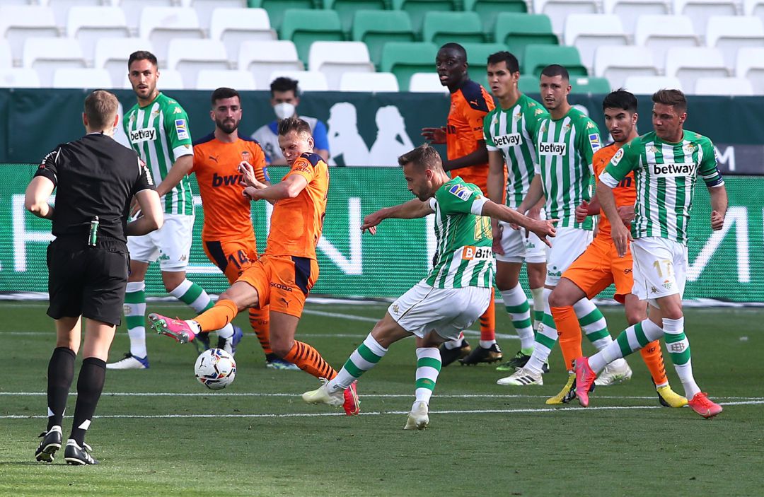 SEVILLE, SPAIN - APRIL 18: Sergio Canales of Real Betis scores their team's second goal during the La Liga Santander match between Real Betis and Valencia CF at Estadio Benito Villamarin on April 18, 2021 in Seville, Spain. Sporting stadiums around Spain remain under strict restrictions due to the Coronavirus Pandemic as Government social distancing laws prohibit fans inside venues resulting in games being played behind closed doors. SEVILLE, SPAIN - APRIL 18: Sergio Canales of Real Betis scores their team's second goal during the La Liga Santander match between Real Betis and Valencia CF at Estadio Benito Villamarin on April 18, 2021 in Seville, Spain. Sporting stadiums around Spain remain under strict restrictions due to the Coronavirus Pandemic as Government social distancing laws prohibit fans inside venues resulting in games being played behind closed doors.