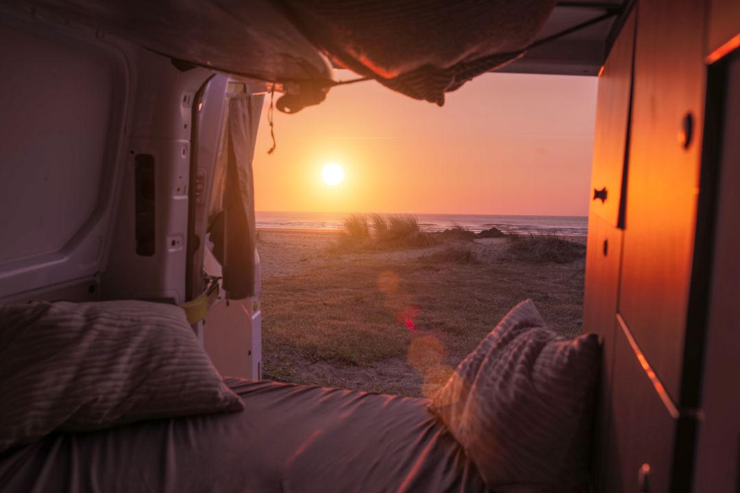 Las furgonetas 'camper' están adaptadas como autocaravanas. Las furgonetas 'camper' están adaptadas como autocaravanas.