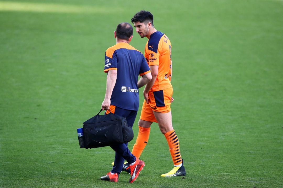 Carlos Soler of Valencia CF receives medical treatment as he is substituted off during the La Liga Santander match between Real Betis and Valencia CF at Estadio Benito Villamarin on April 18, 2021 in Seville, Spain. Sporting stadiums around Spain remain under strict restrictions due to the Coronavirus Pandemic as Government social distancing laws prohibit fans inside venues resulting in games being played behind closed doors. Carlos Soler of Valencia CF receives medical treatment as he is substituted off during the La Liga Santander match between Real Betis and Valencia CF at Estadio Benito Villamarin on April 18, 2021 in Seville, Spain. Sporting stadiums around Spain remain under strict restrictions due to the Coronavirus Pandemic as Government social distancing laws prohibit fans inside venues resulting in games being played behind closed doors.