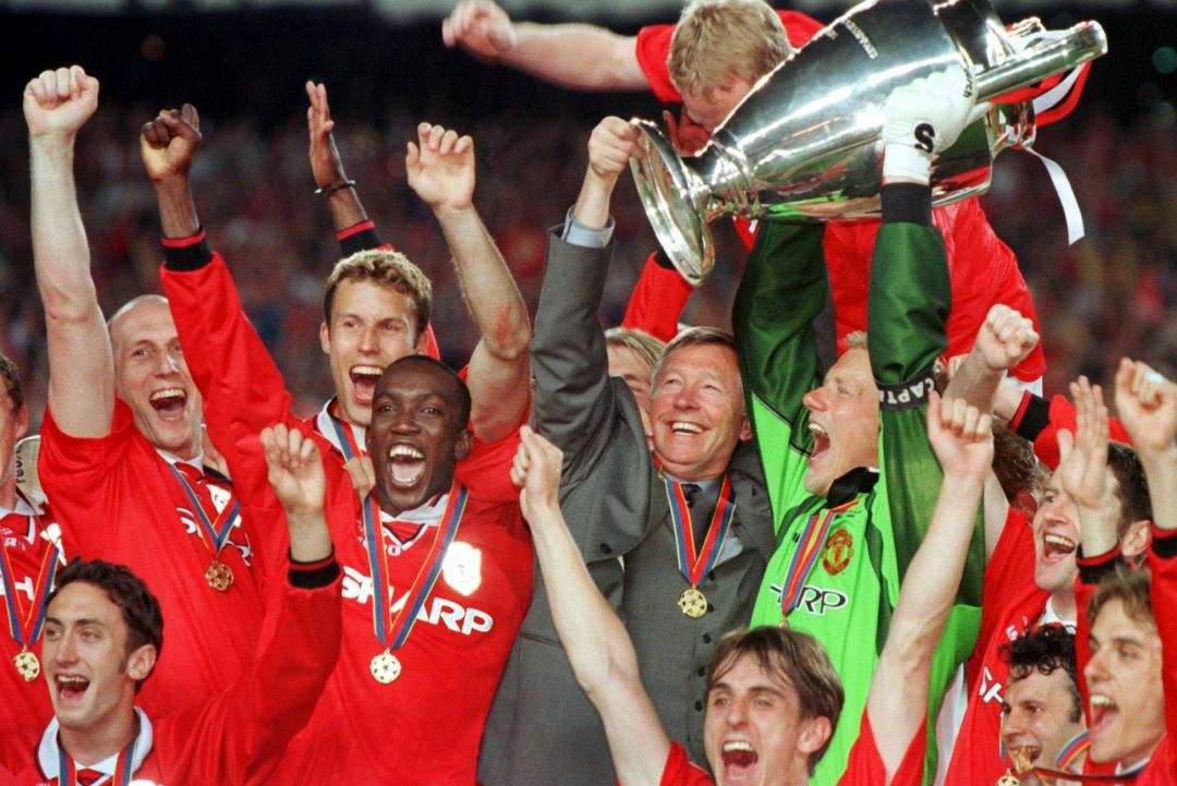 Alex Ferguson, con la Champions ganada con el Manchester United en 1999. Alex Ferguson, con la Champions ganada con el Manchester United en 1999.