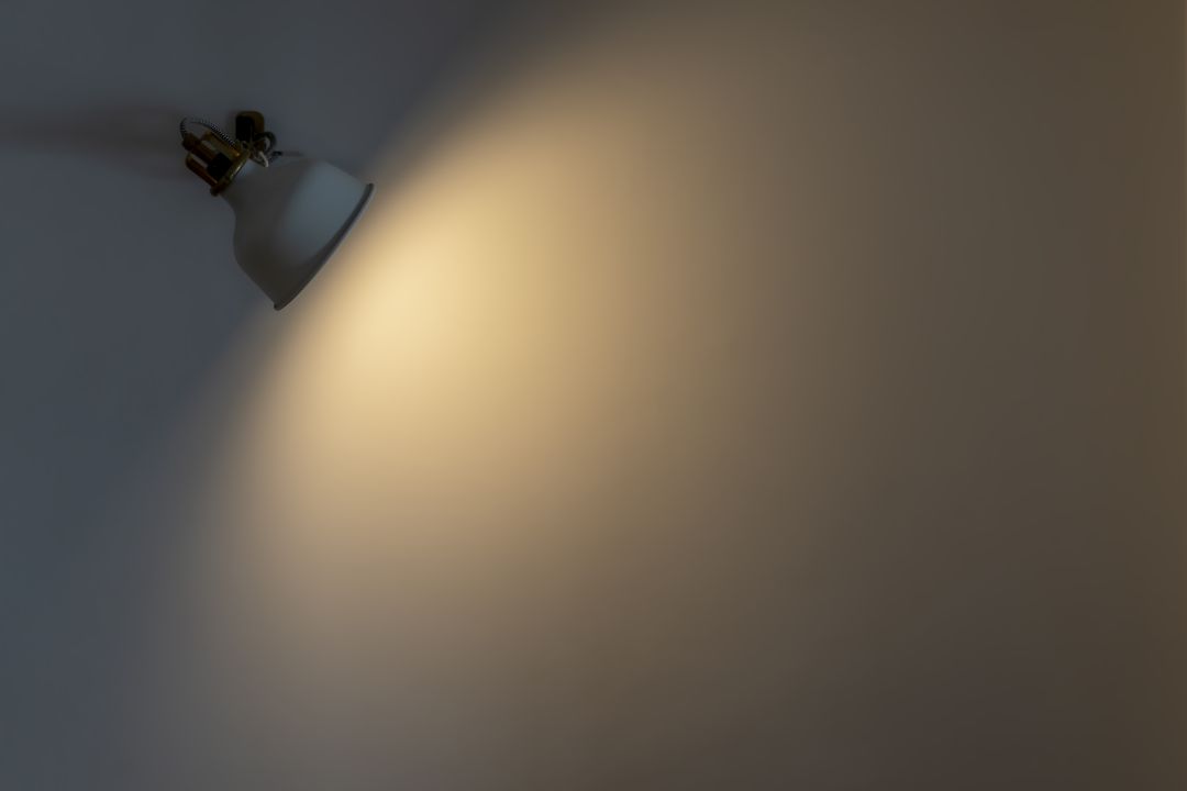Una lampara alumbra una pared en una imagen de archivo Una lampara alumbra una pared en una imagen de archivo