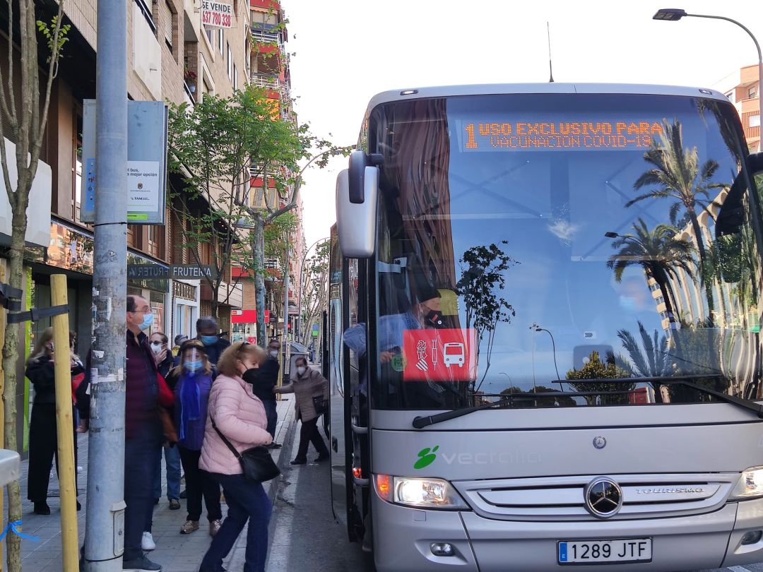 Autobús con Destino al punto de vacunación masiva de Ciudad de la Luz Autobús con Destino al punto de vacunación masiva de Ciudad de la Luz