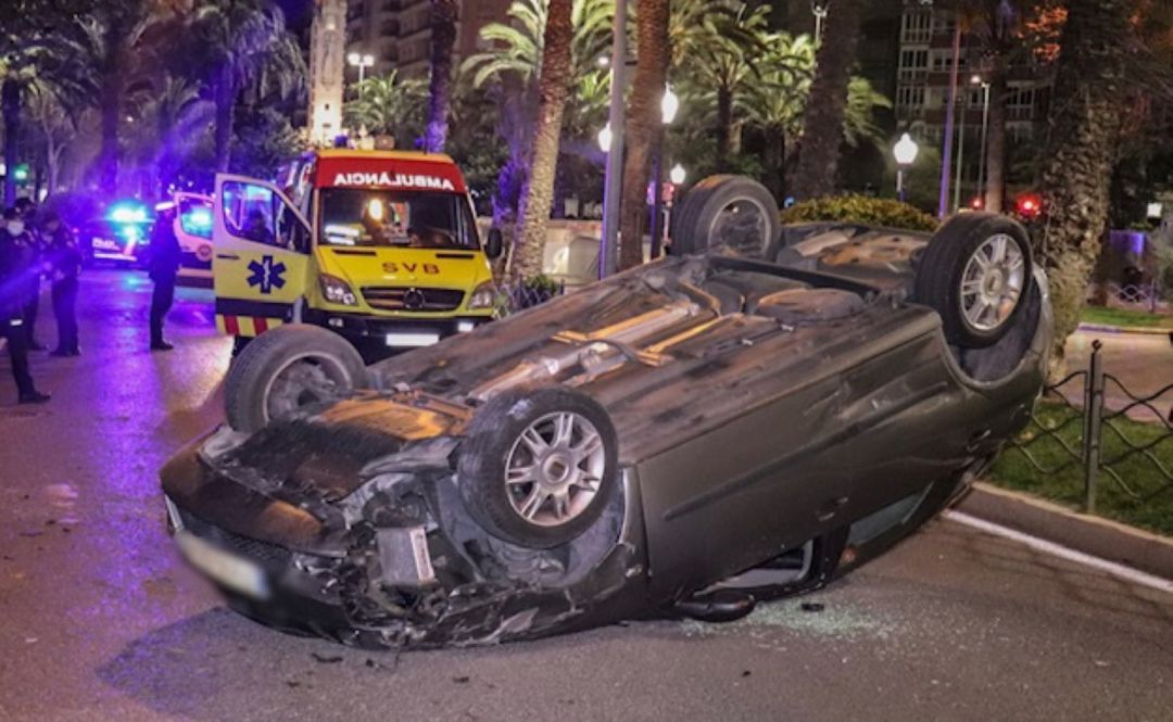 Uno de los dos vehículos siniestrados en la avenida General Marvá de Alicante Uno de los dos vehículos siniestrados en la avenida General Marvá de Alicante
