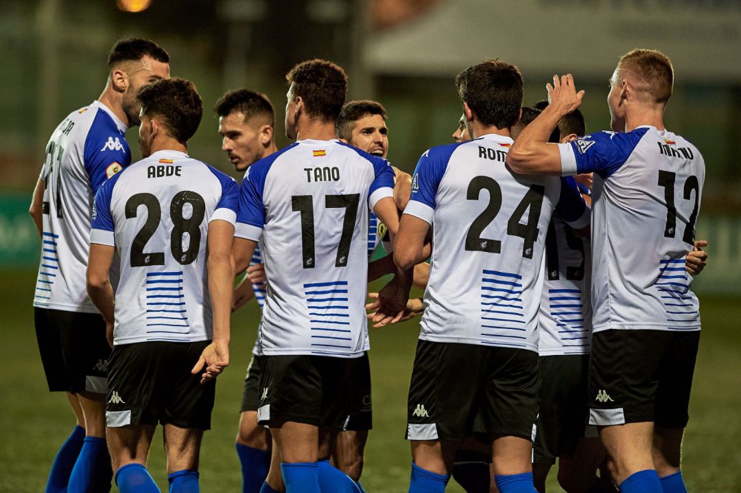 Los jugadores celebran la victoria ante Cornellà Los jugadores celebran la victoria ante Cornellà
