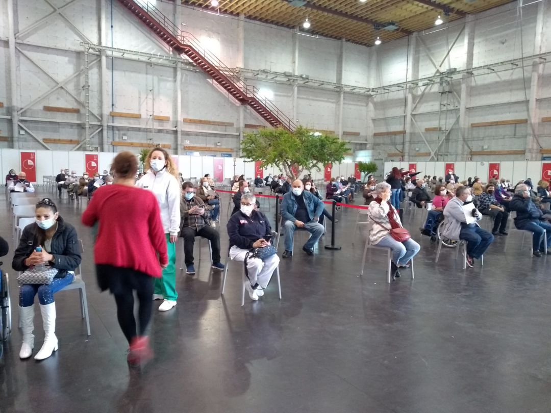 Varias personas ya vacunadas esperan el tiempo reglamentario en la sala habilitada en Ciudad de la Luz. Varias personas ya vacunadas esperan el tiempo reglamentario en la sala habilitada en Ciudad de la Luz.