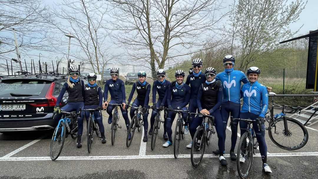 Sara Martín (en el centro) flanqueada por el resto de integrantes del Movistar Team, presentes en Bélgica para afontar la Flecha Valona femenina y masculina. Sara Martín (en el centro) flanqueada por el resto de integrantes del Movistar Team, presentes en Bélgica para afontar la Flecha Valona femenina y masculina.