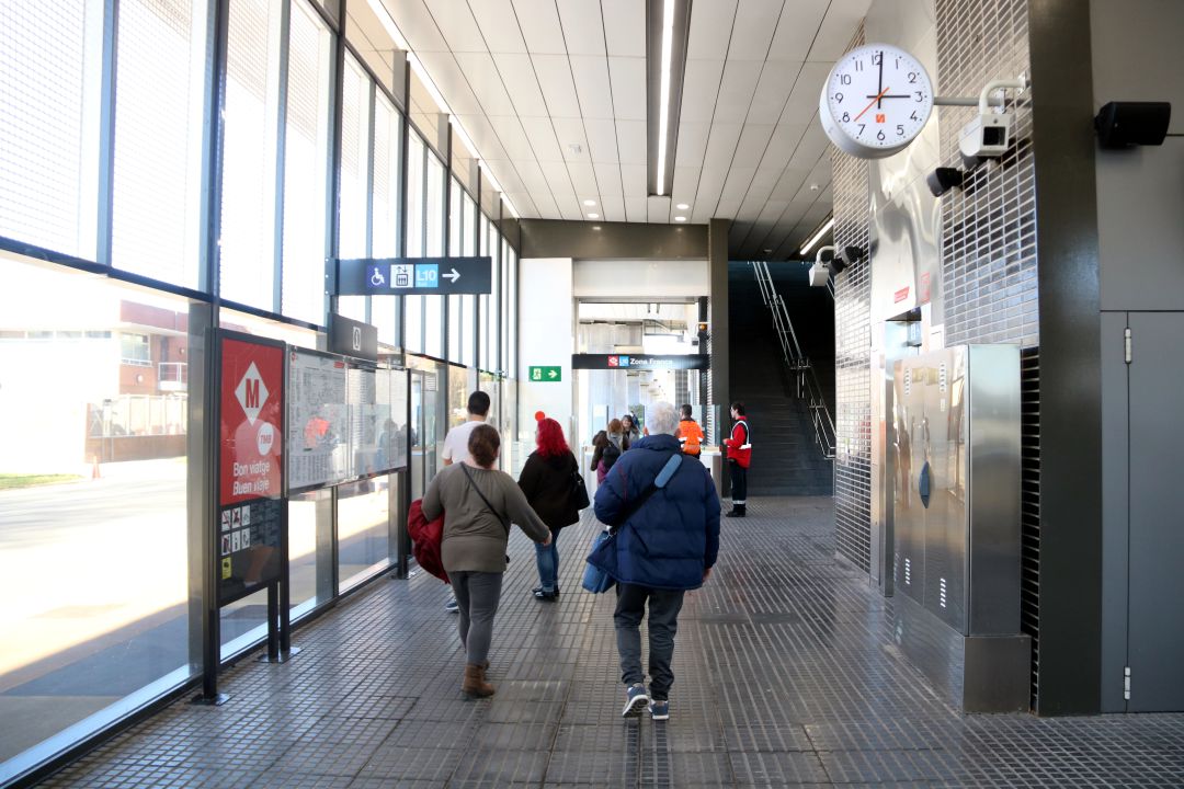 Imatge del vestíbul de la nova estació de la Zona Franca de l'L10 Imatge del vestíbul de la nova estació de la Zona Franca de l'L10