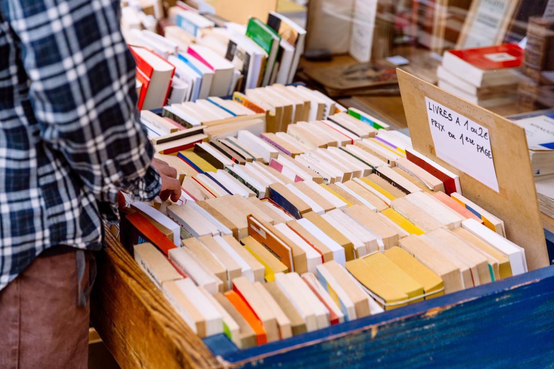 Los libreros sacan sus mostradores a la calle Los libreros sacan sus mostradores a la calle