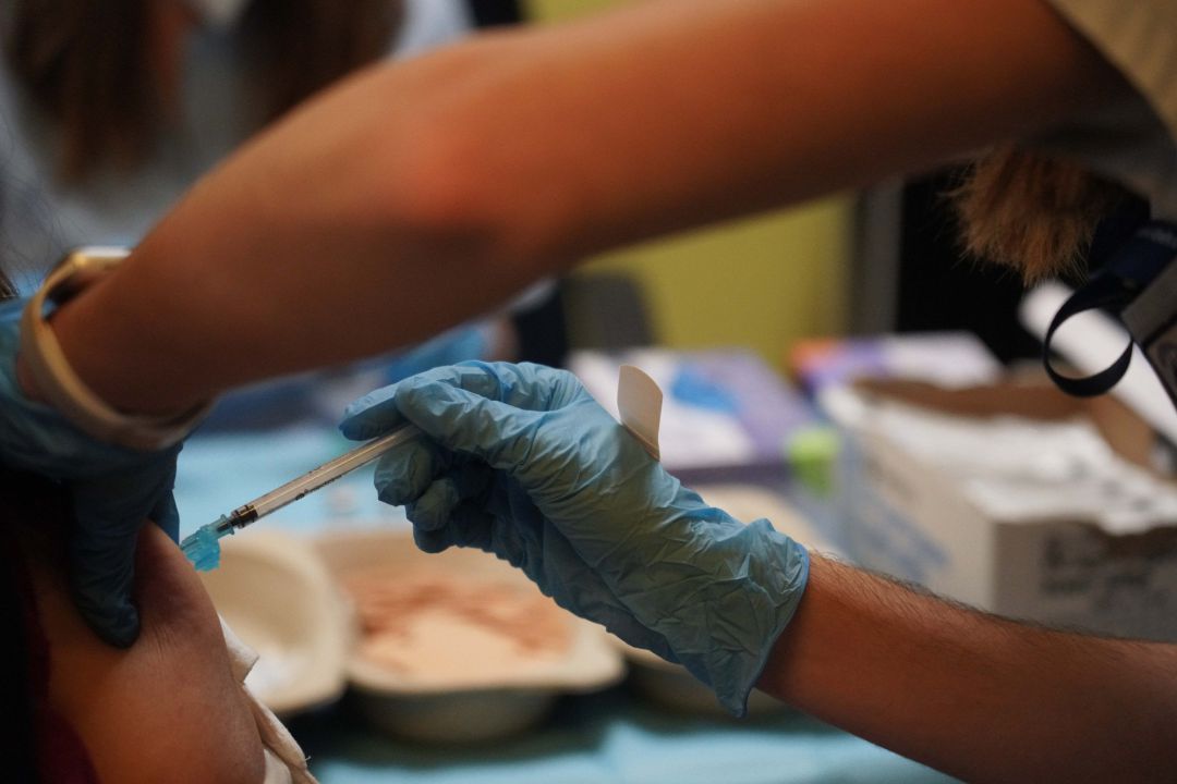Una persona recibe la primera dosis de la vacuna en Bilbao Una persona recibe la primera dosis de la vacuna en Bilbao