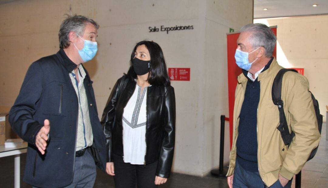 Ricardo Tosca con la delegada de la Generalitat en Castellón, Eva Redondo, y el director territorial de Sanitat, Edelmiro Sebastián. Ricardo Tosca con la delegada de la Generalitat en Castellón, Eva Redondo, y el director territorial de Sanitat, Edelmiro Sebastián.