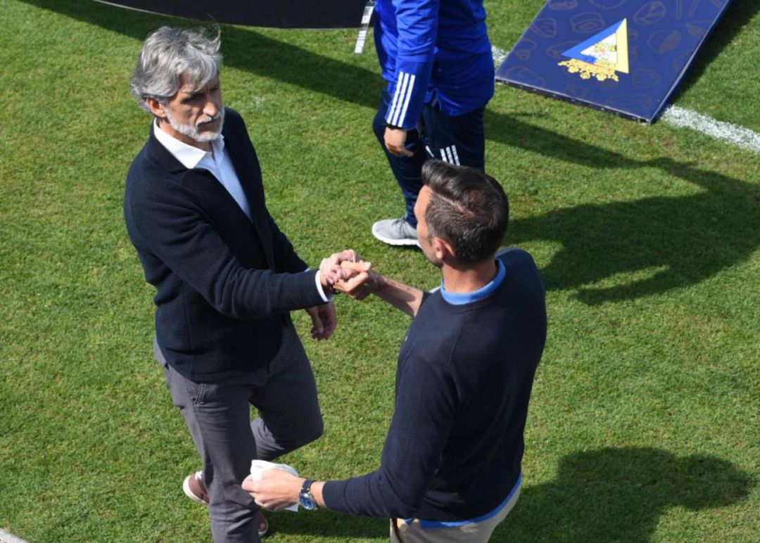 El hasta hoy técnico el Córdoba, Pablo Alfaro saludando a Cifuentes El hasta hoy técnico el Córdoba, Pablo Alfaro saludando a Cifuentes