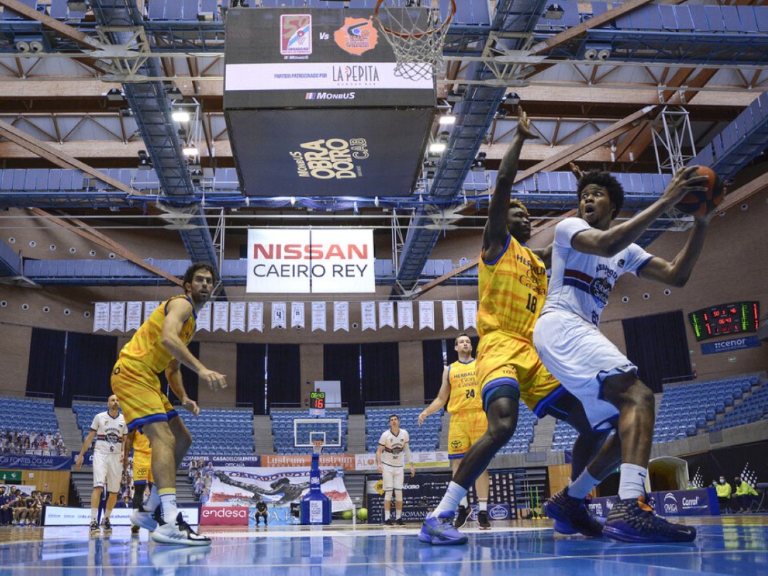 Steven Enoch, que fue otra vez el mejor del Obradoiro, se dispone a finalizar una jugada Steven Enoch, que fue otra vez el mejor del Obradoiro, se dispone a finalizar una jugada