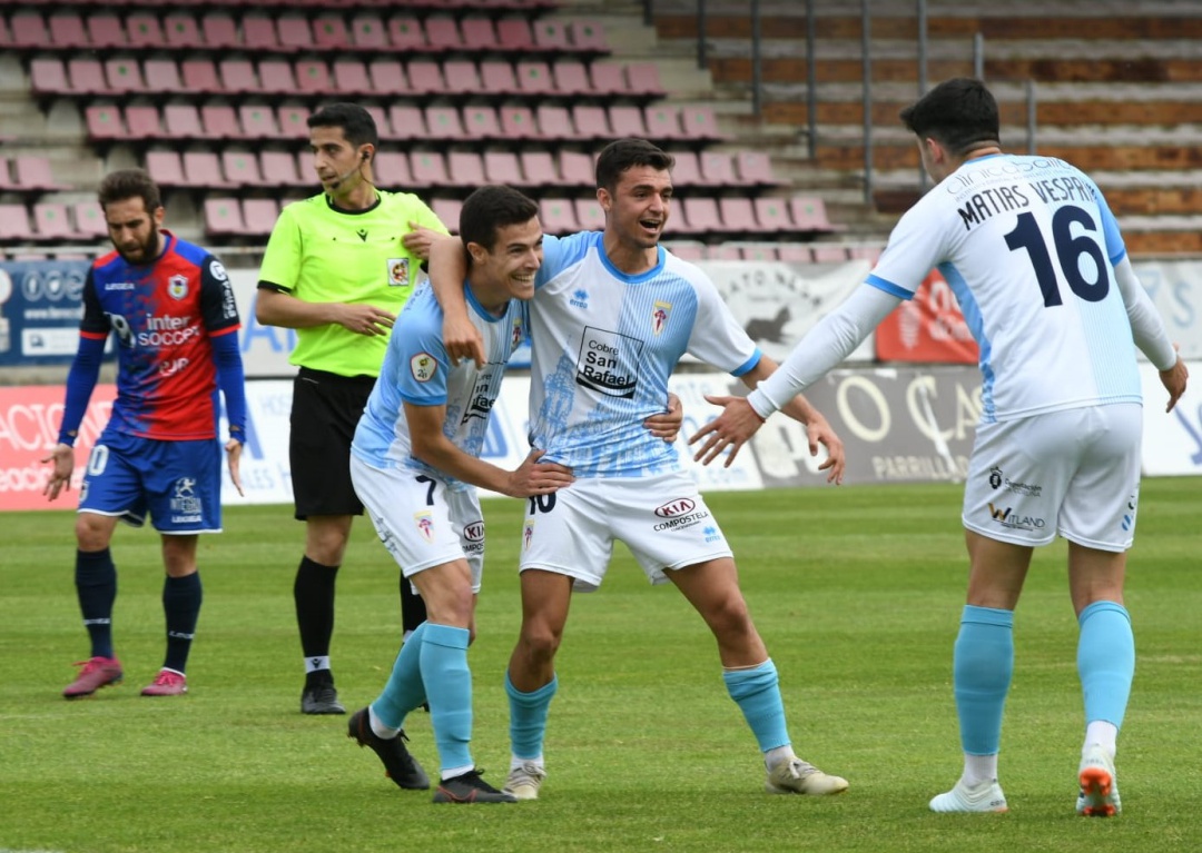 Josiño celebra su gol con Miki Villar y Matías Vesprini Josiño celebra su gol con Miki Villar y Matías Vesprini