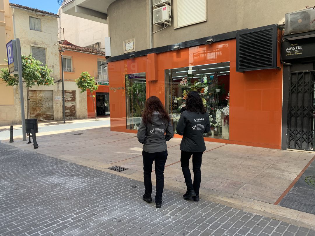 Equipo de personas que realiza el censo de comercios e Gandia Equipo de personas que realiza el censo de comercios e Gandia