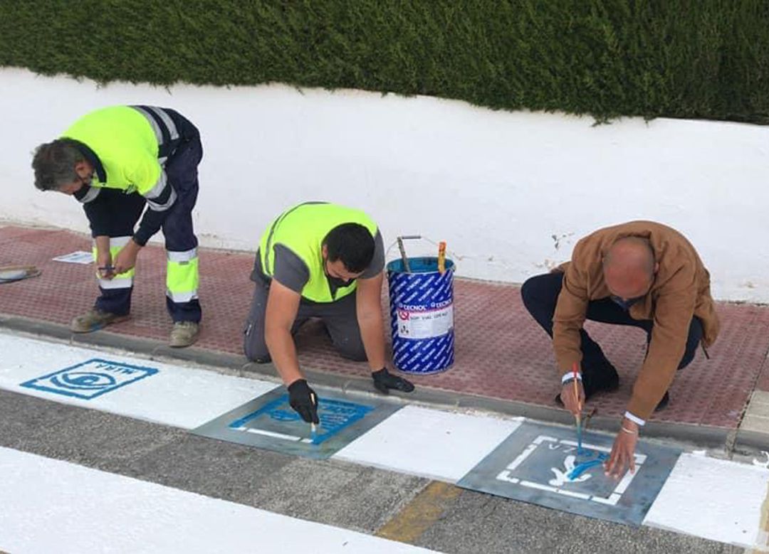 Puntura de pictogramas en los pasos de cebra de la zona escolar de Otura (Granada) destinados a las personas dentro del Trastorno del Espectro Autista Puntura de pictogramas en los pasos de cebra de la zona escolar de Otura (Granada) destinados a las personas dentro del Trastorno del Espectro Autista
