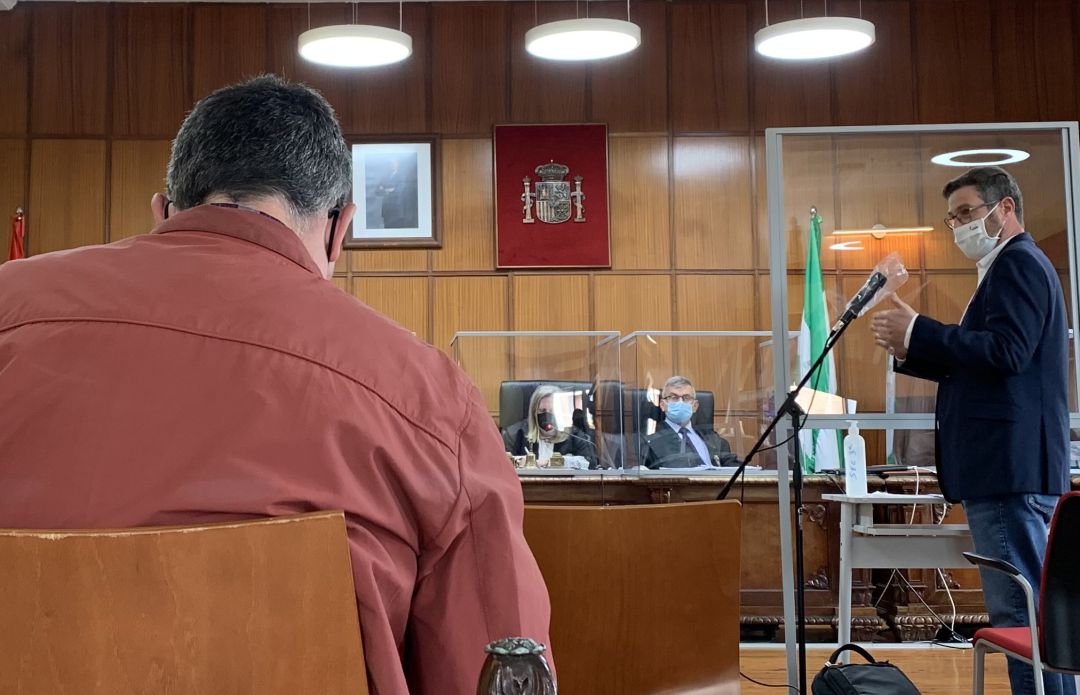 El acusado Manuel del Moral (de espaldas) durante la declaración de Miguel Contreras. El acusado Manuel del Moral (de espaldas) durante la declaración de Miguel Contreras.