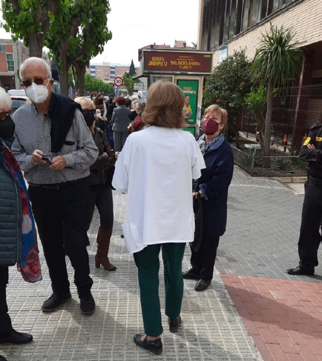 Una enfermera informa a los usuarios citados a vacunarse en el Centro de San Andrés que serán llamados a lo largo de la semana Una enfermera informa a los usuarios citados a vacunarse en el Centro de San Andrés que serán llamados a lo largo de la semana