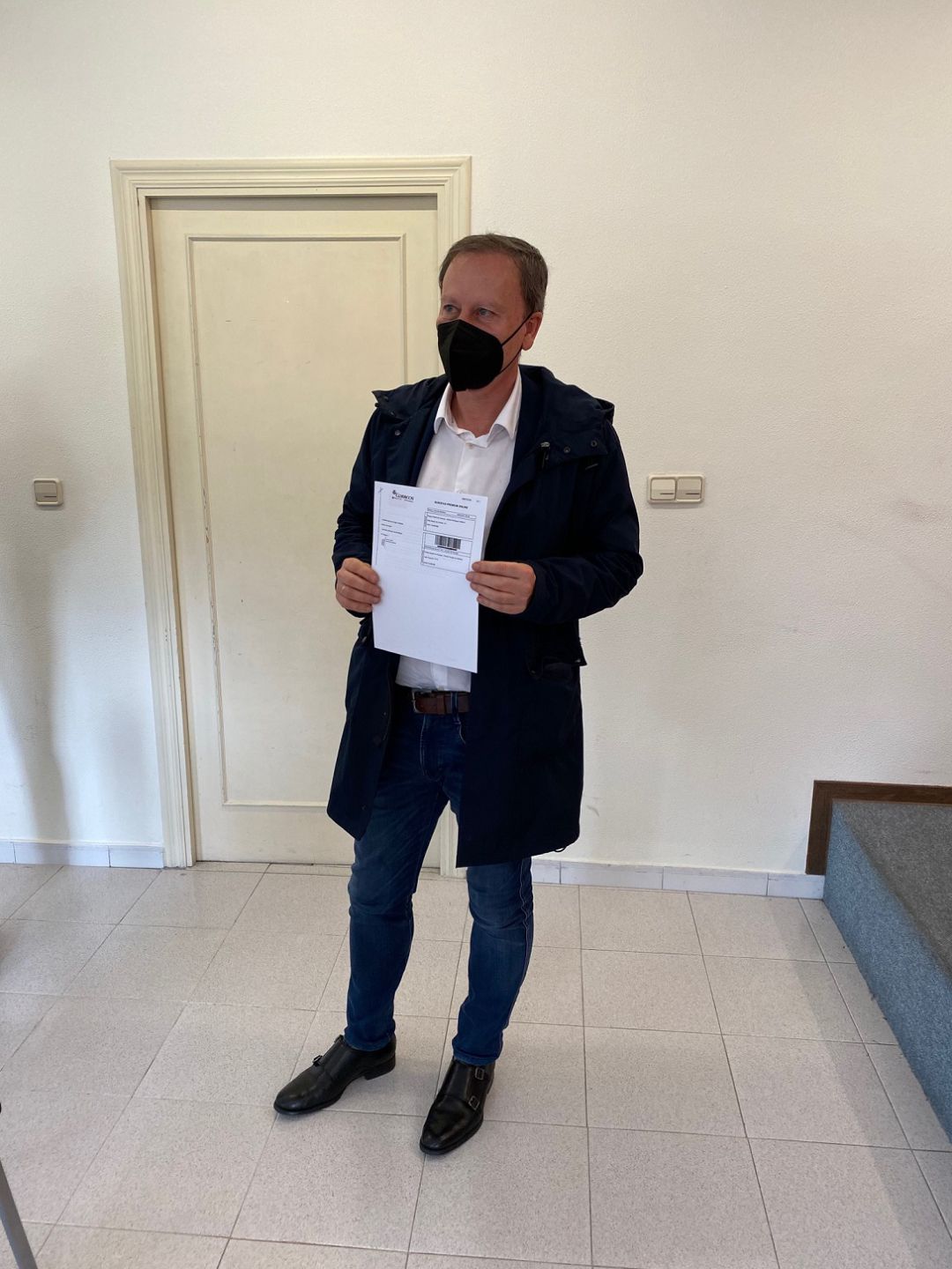 Rafael Rodríguez Villarino muestra el burofax enviado al PP Rafael Rodríguez Villarino muestra el burofax enviado al PP