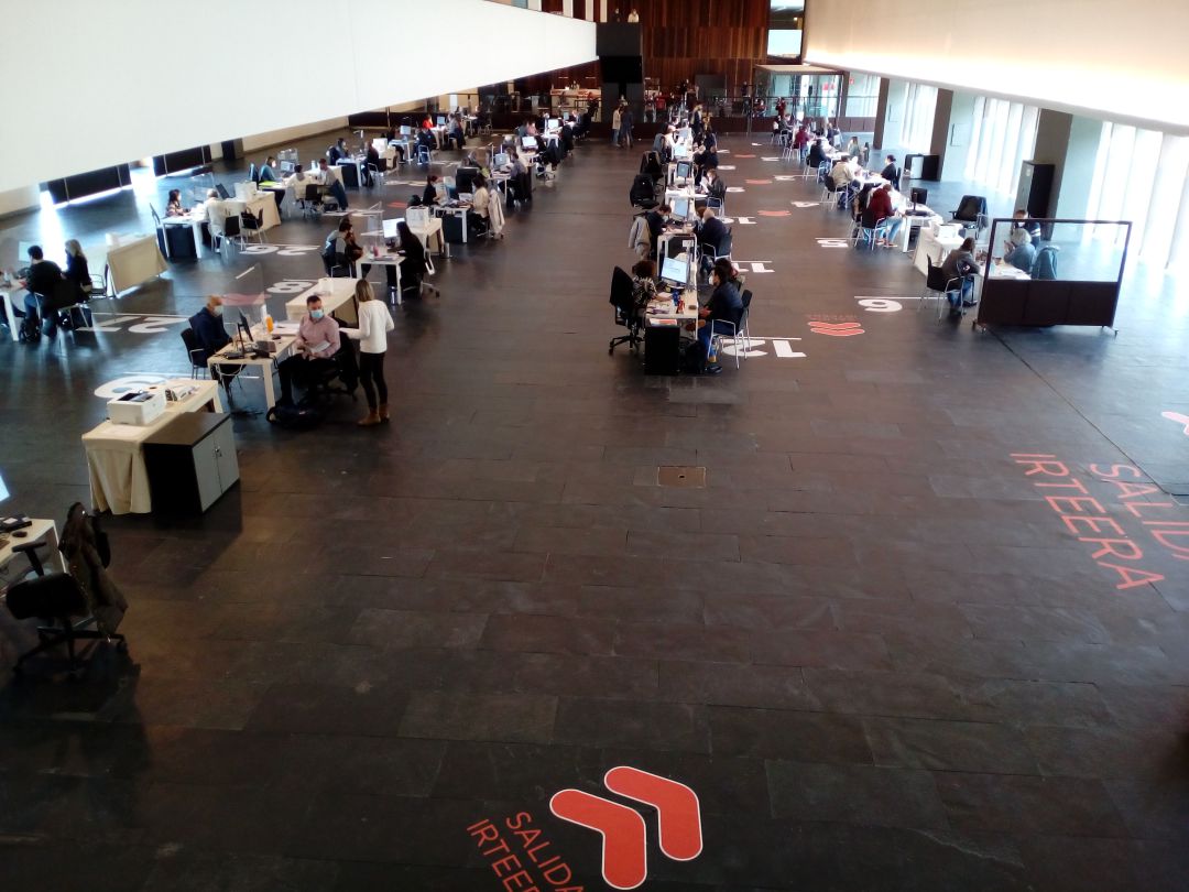 Vista de los puestos que Hacienda ha ubicado en el interior de Baluarte en Pamplona para confeccionar la renta de forma presencial. Vista de los puestos que Hacienda ha ubicado en el interior de Baluarte en Pamplona para confeccionar la renta de forma presencial.