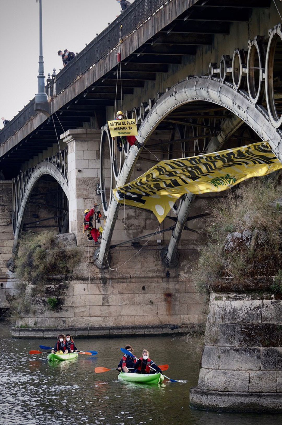 Activistas de Greenpeace en Puente de Triana Activistas de Greenpeace en Puente de Triana