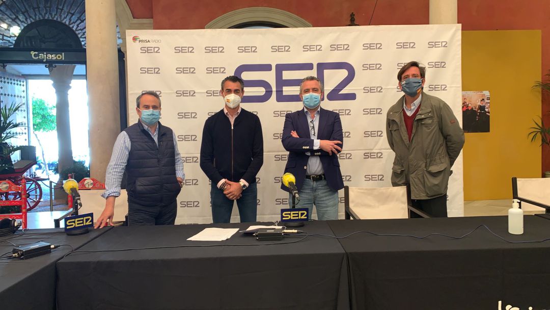 De izquierda a derecha, en el estudio de Radio Sevilla en la Fundación Cajasol, Álvaro Rodríguez del Moral, Emilio Trigo, Paco García y Eduardo Dávila Miura De izquierda a derecha, en el estudio de Radio Sevilla en la Fundación Cajasol, Álvaro Rodríguez del Moral, Emilio Trigo, Paco García y Eduardo Dávila Miura