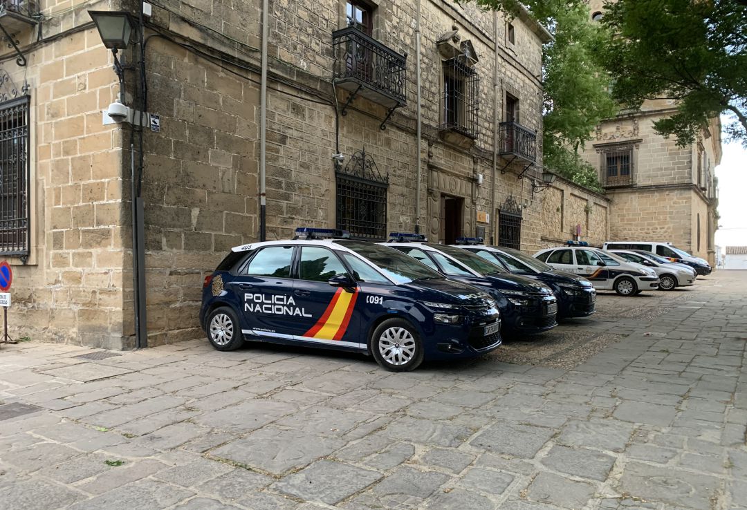 Coches de Policía Nacional aparcados a las puertas de la comisaría de Úbeda Coches de Policía Nacional aparcados a las puertas de la comisaría de Úbeda